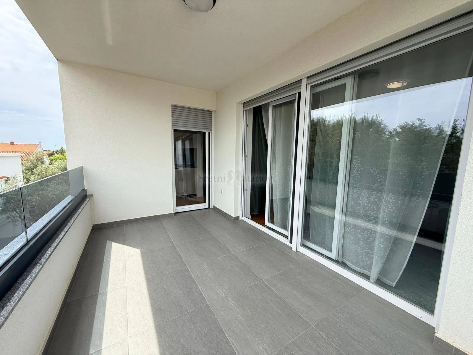 apartman novalja, 2s+db, 2. kat, bazen, top lokacija - slika 3