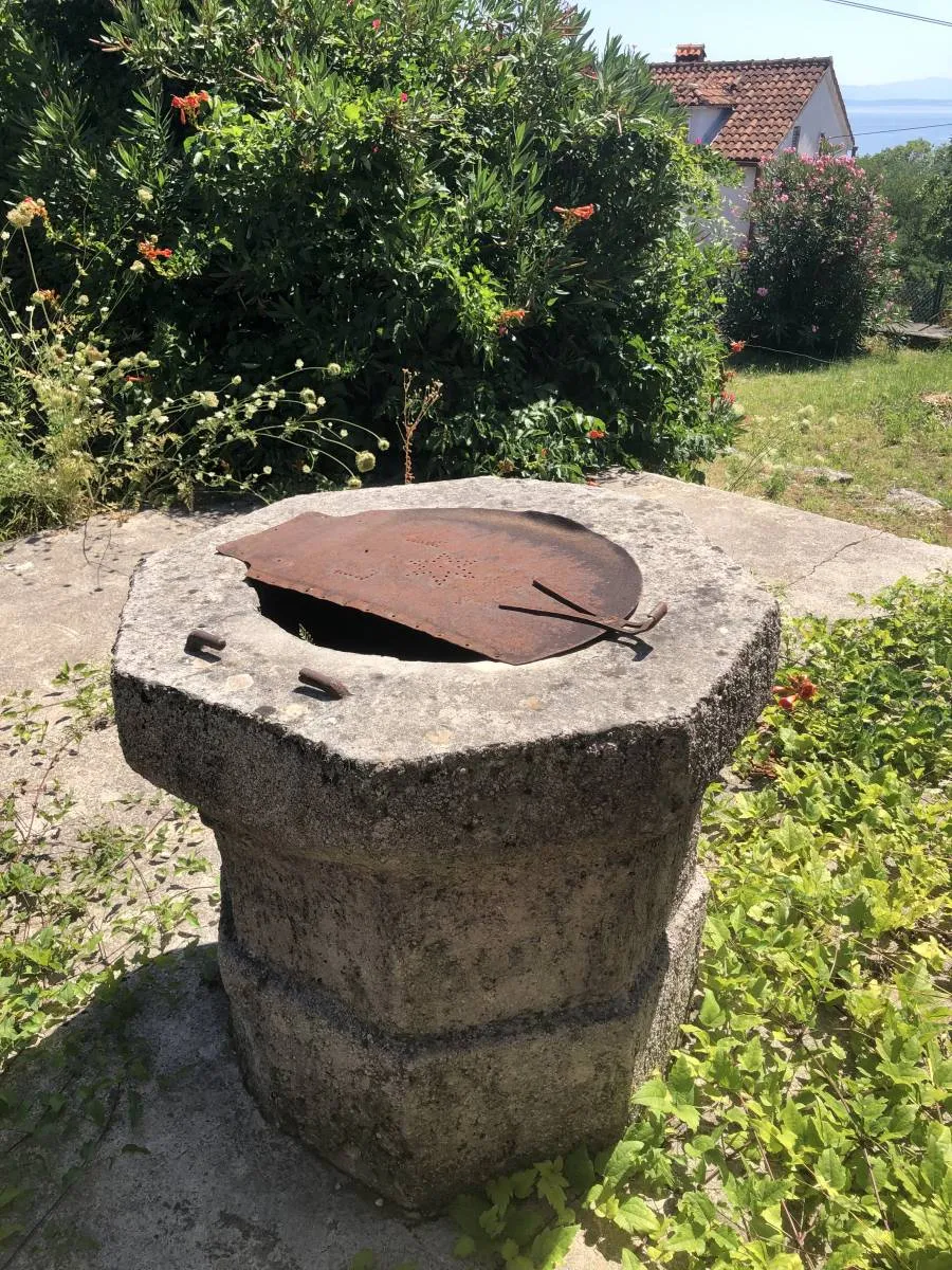 pobri, starina na parceli od 700m2 pogled na more - slika 3