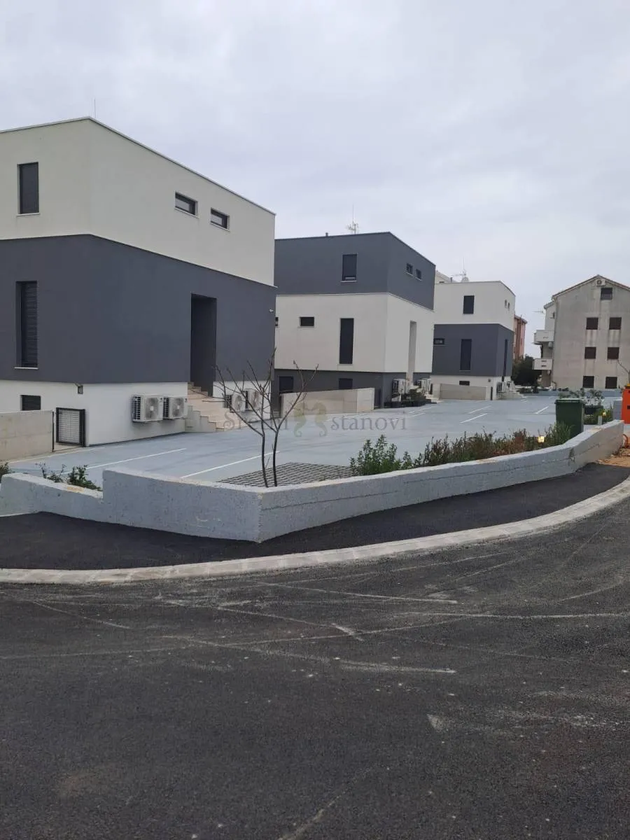 luksuzni dvoetažni stan novalja, novogradnja - slika 2