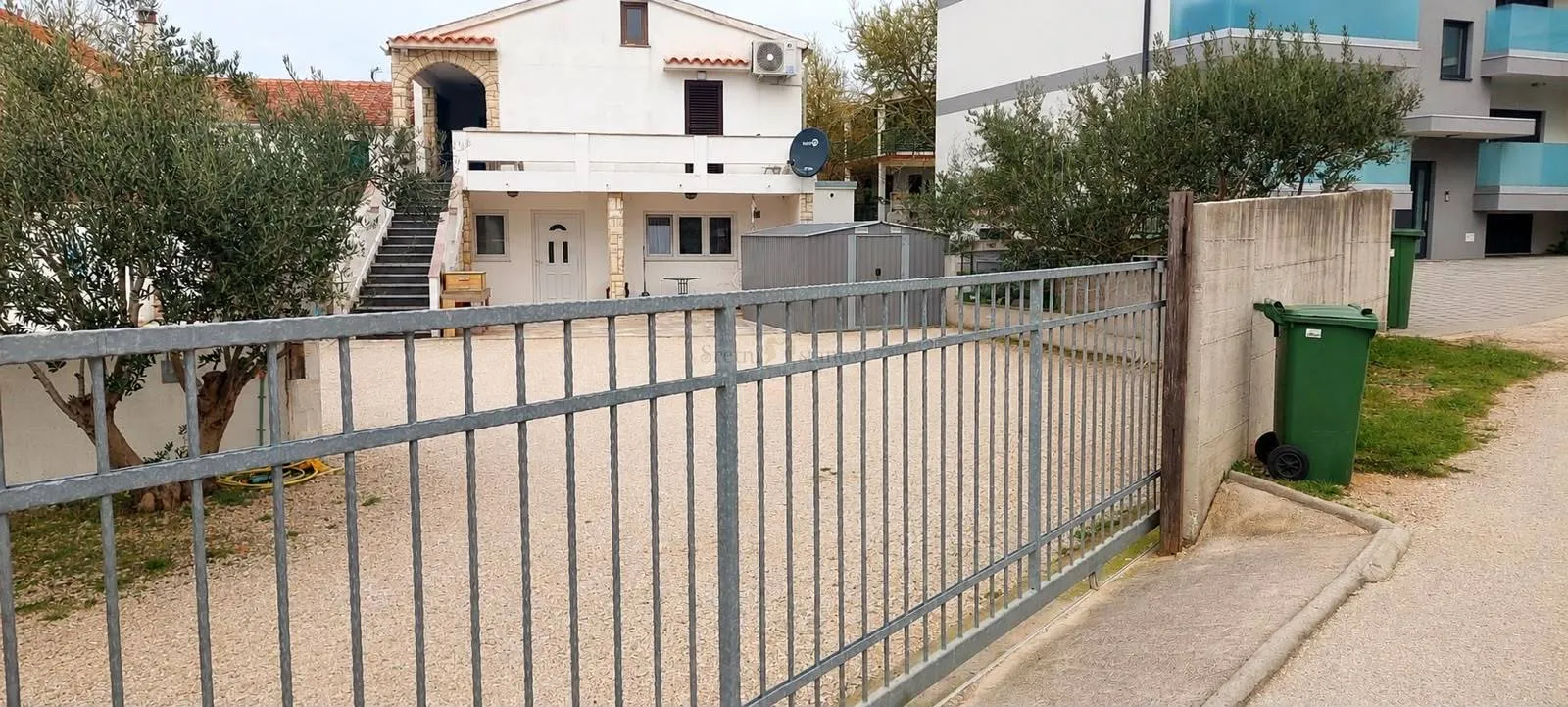kuća,novalja-centar, dva prostrana stana s velikim dvorištem - slika 2