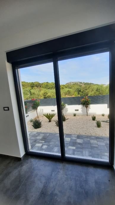 !!stan sa dvorištem,murter,88.00m2! (prodaja) - slika 2