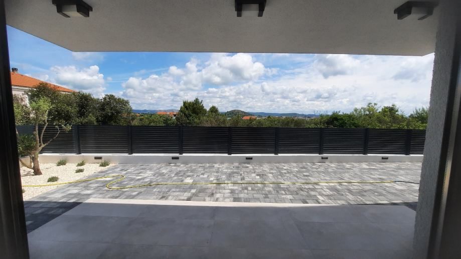 !!stan sa dvorištem,murter,88.00m2! (prodaja) - slika 3