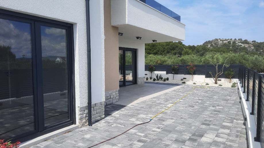!!stan sa dvorištem,murter,88.00m2! (prodaja) - slika 5