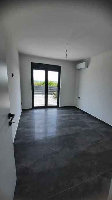 !!stan sa dvorištem,murter,88.00m2! (prodaja) - slika 8