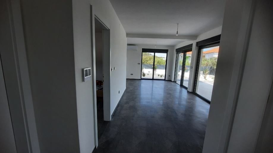 !!stan sa dvorištem,murter,88.00m2! (prodaja) - slika 9