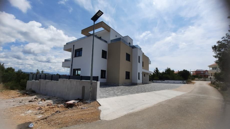 !!stan sa dvorištem,murter,88.00m2! (prodaja) - slika 10