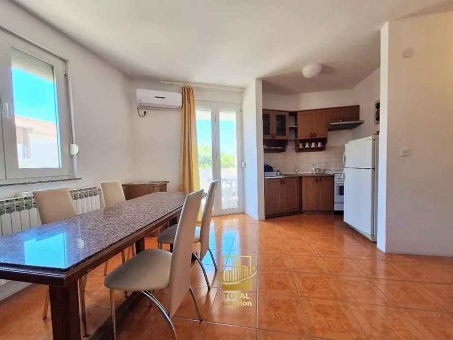 Pakoštane, dvosobni apartman 44 m2 na 1. katu, 400 metara od mora