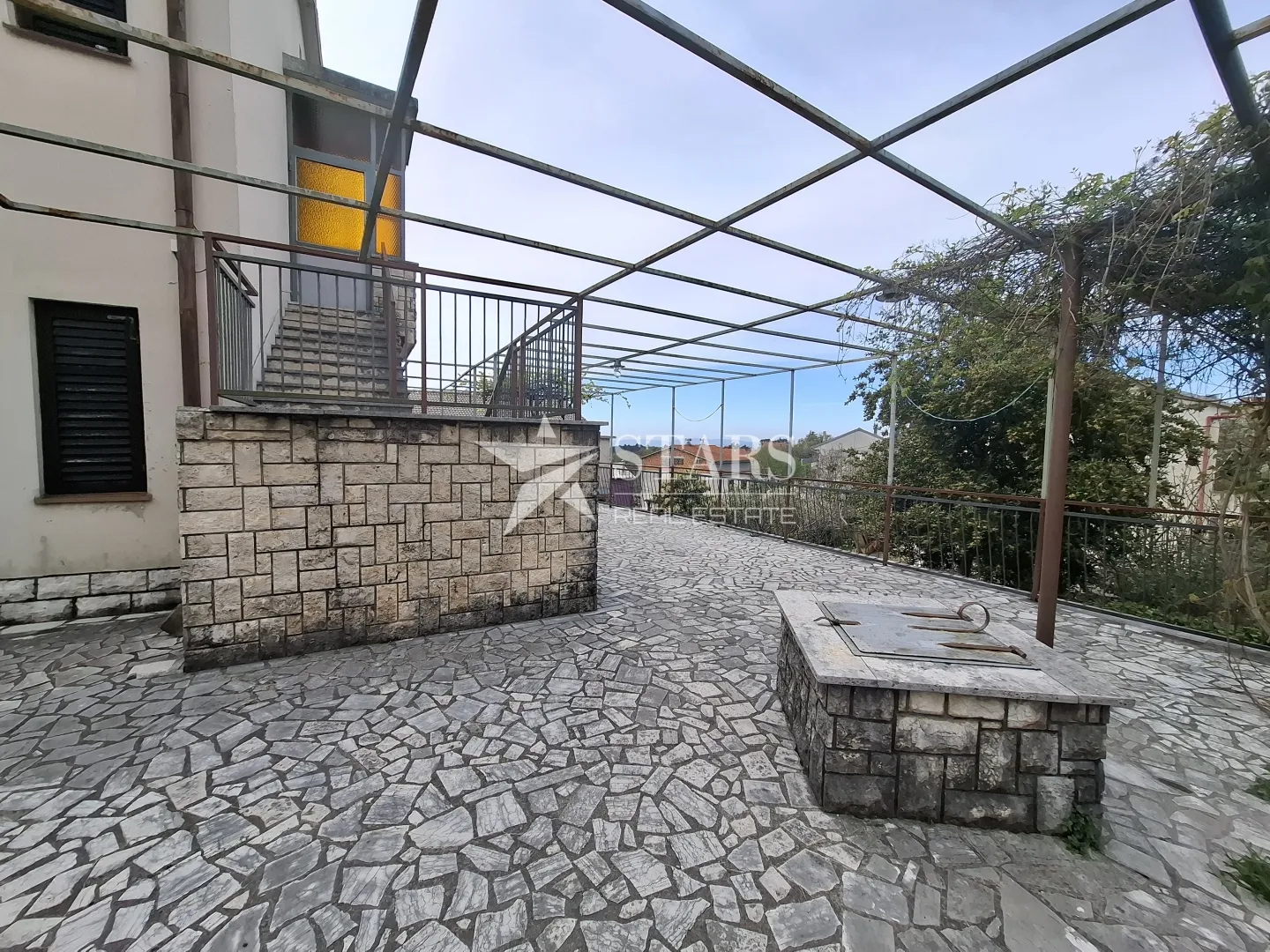rijeka, gornja drenova - kuća s tri stana, velika okućnica - slika 37