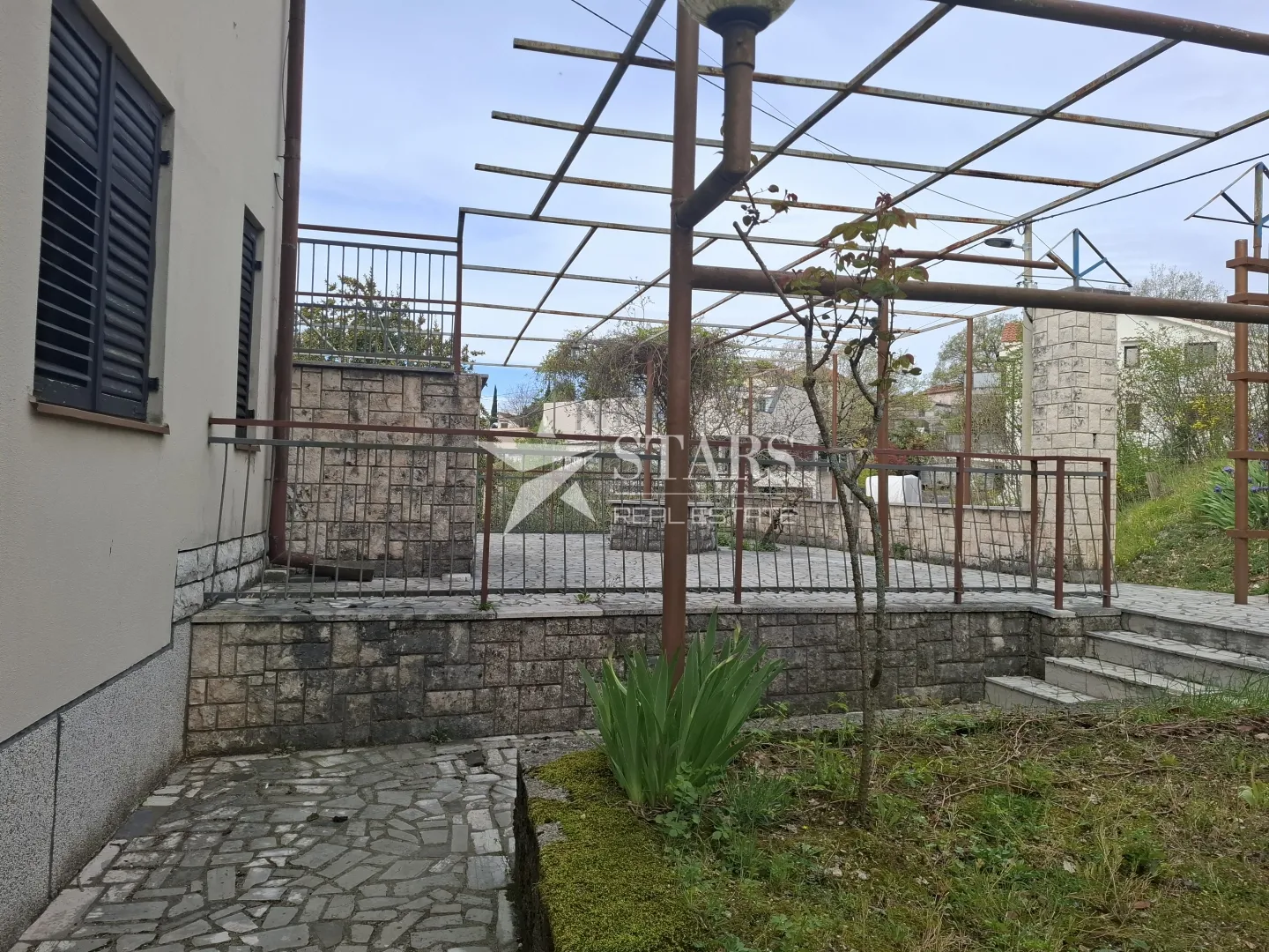 rijeka, gornja drenova - kuća s tri stana, velika okućnica - slika 11