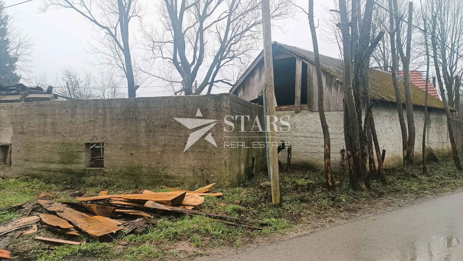 plaški - građevinsko zemljište 1005 m2 sa starim imanjem - slika 2