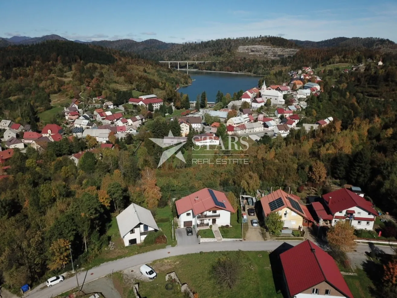 gorski kotar, fužine - građevinski teren sa pogledom na jezero bajer - slika 2