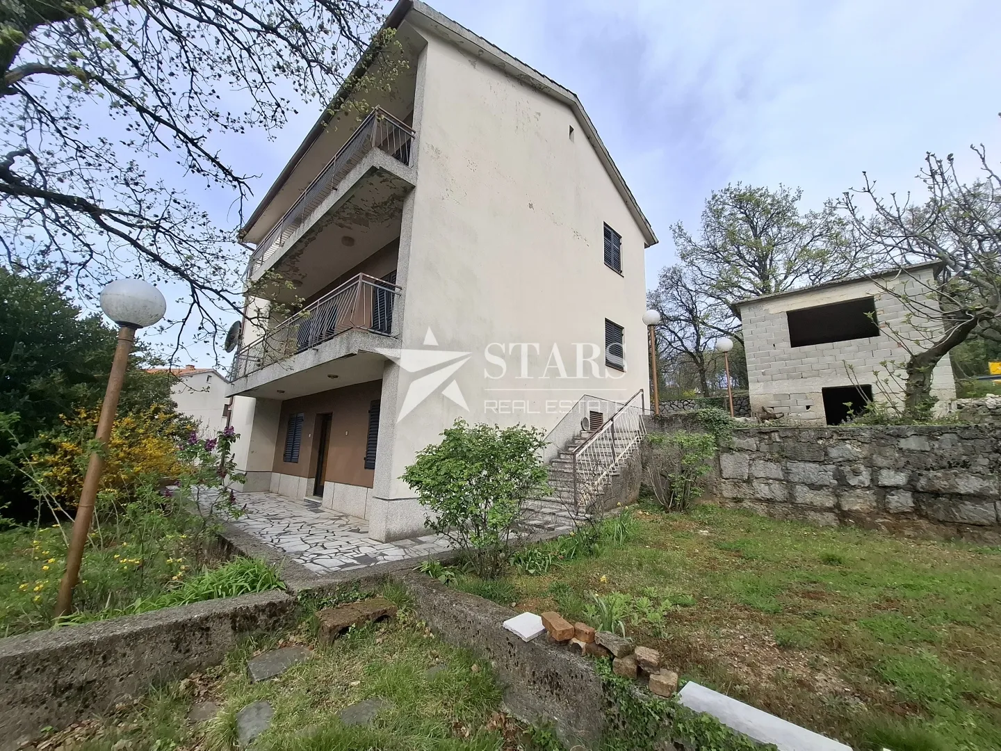 rijeka, gornja drenova - kuća s tri stana, velika okućnica - slika 12