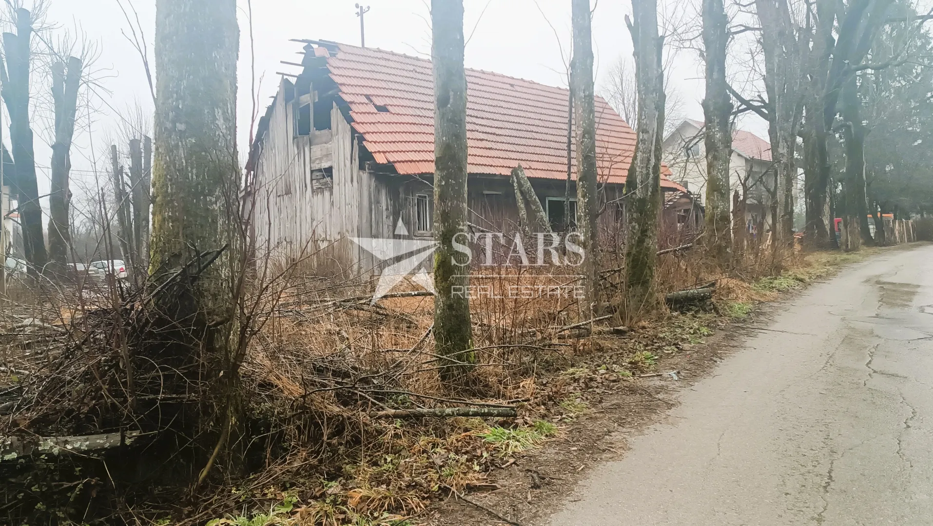 plaški - građevinsko zemljište 1005 m2 sa starim imanjem - slika 3