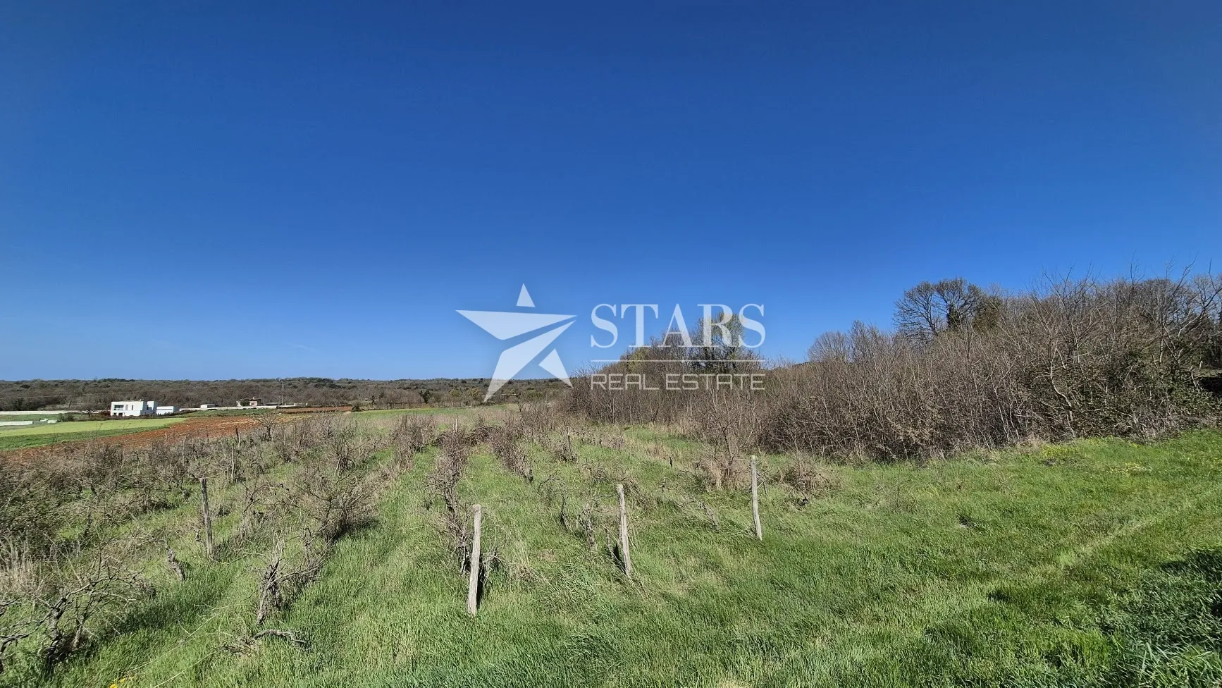 Istra, Rakalj - teren 7.138 m2 idealan za sportsko/rekreacijsku namjenu - Manjadvorci, Barban