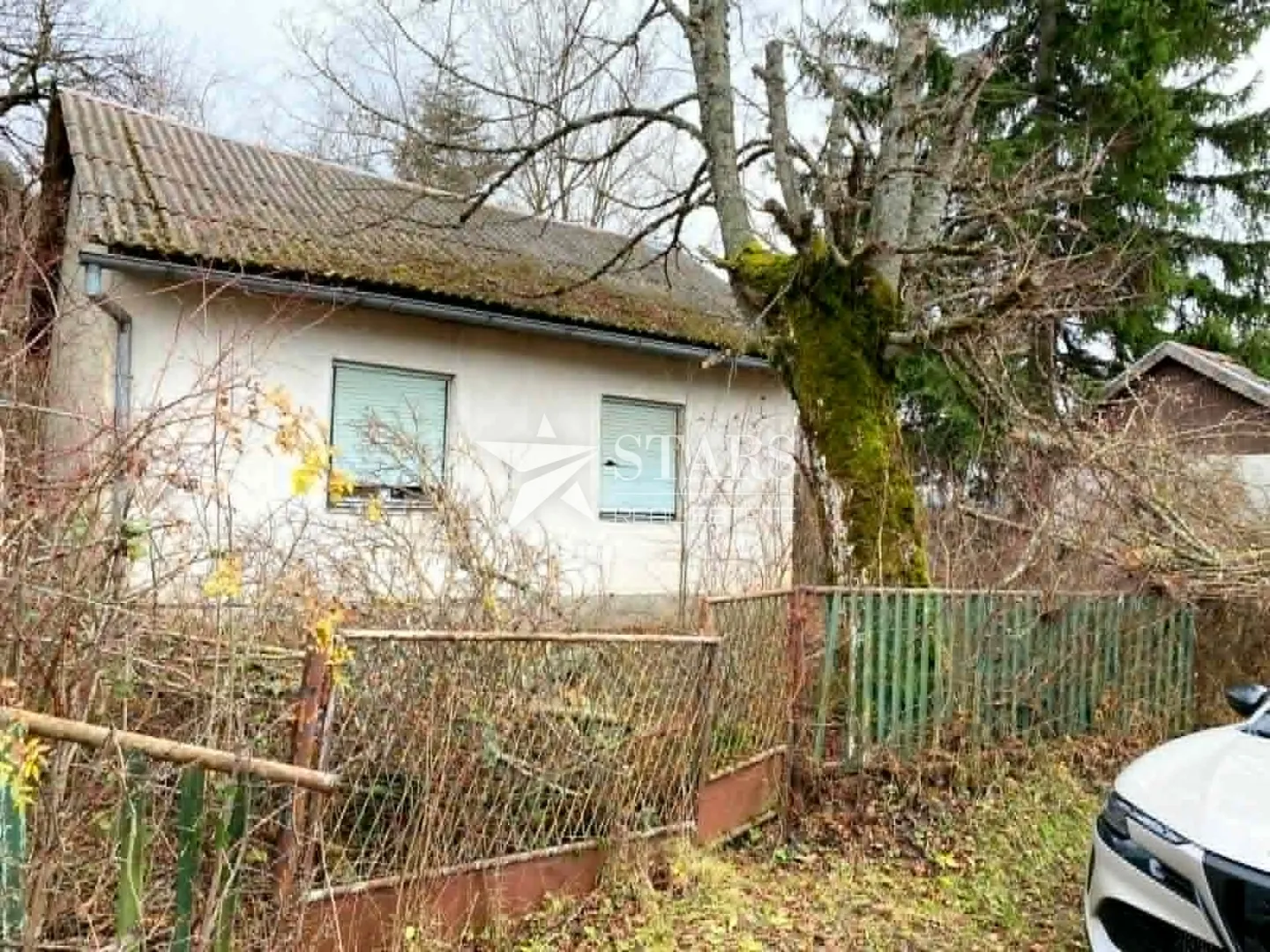 Gospić, Bilaj - Manja kuća sa zemljištem 2144 m2 - Bilaj, Gospić