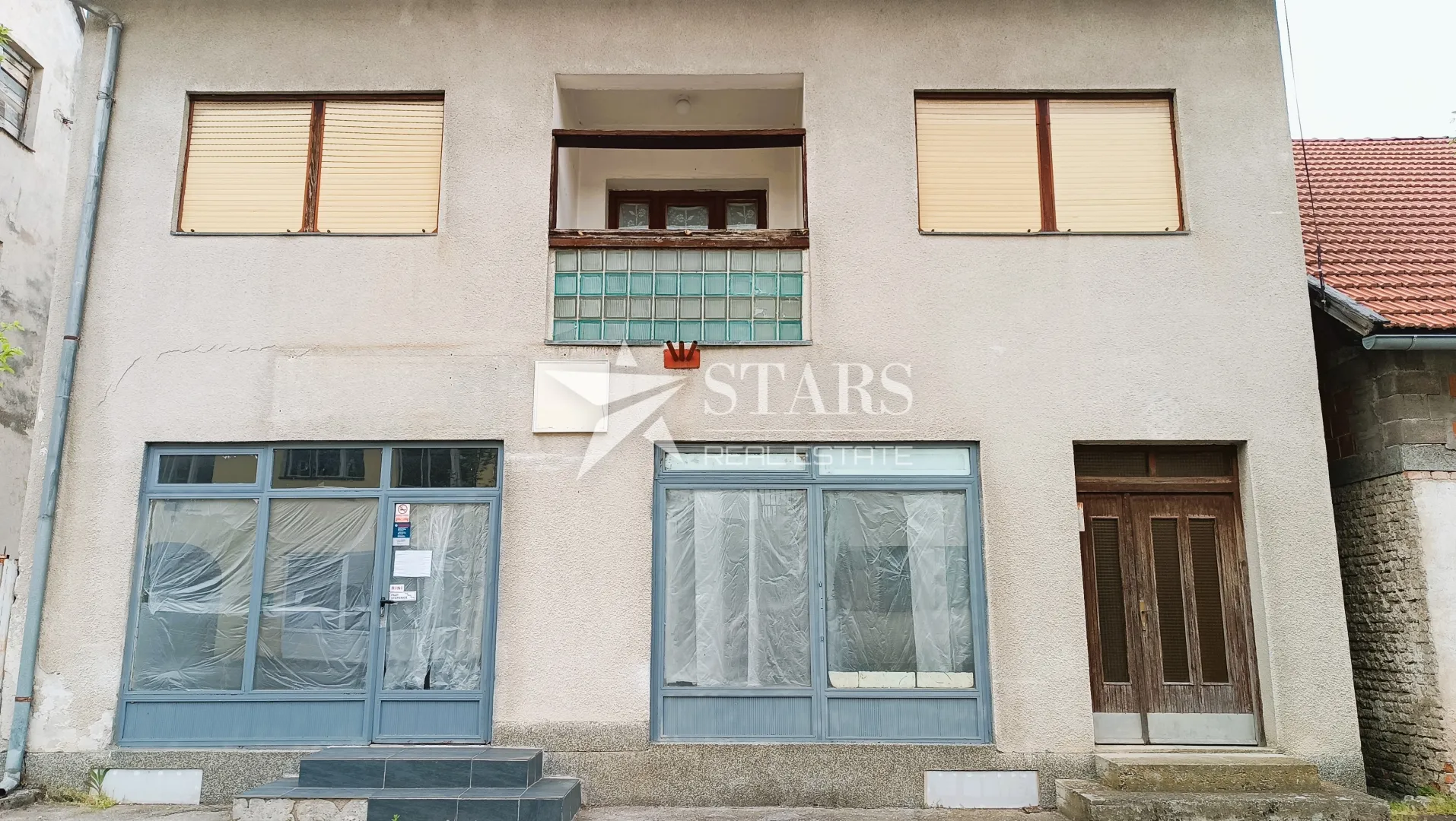 Plaški - Prostrana kuća s poslovnim prostorom