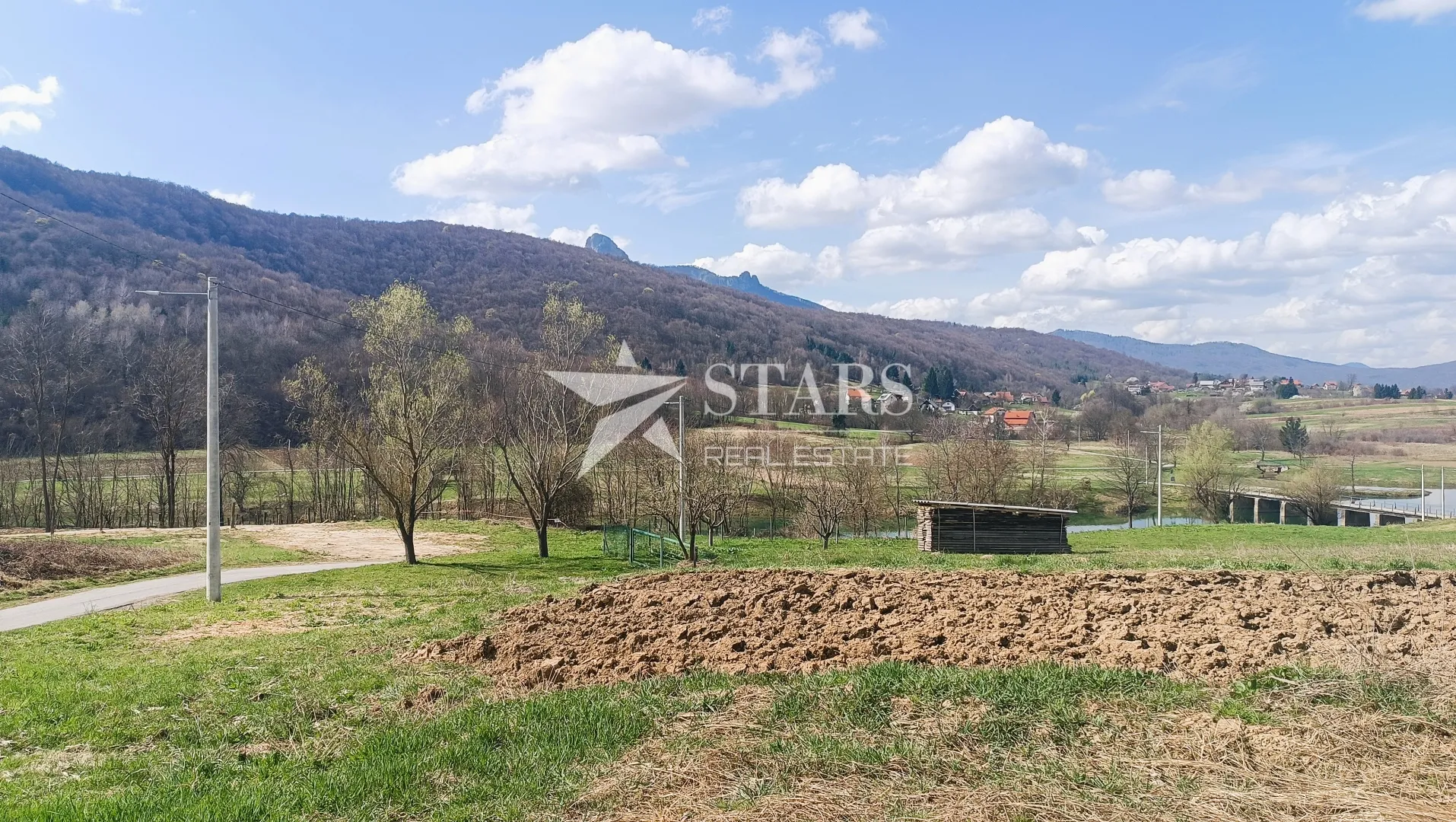 Ogulin - U ponudi je građevinsko zemljište ukupne površine 1.374 m²