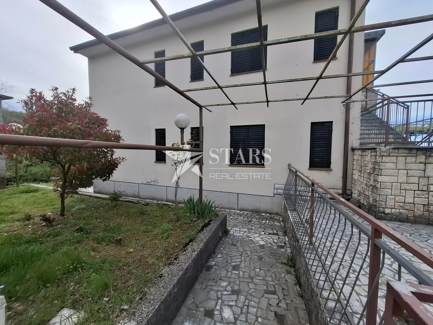 rijeka, gornja drenova - kuća s tri stana, velika okućnica - slika 38
