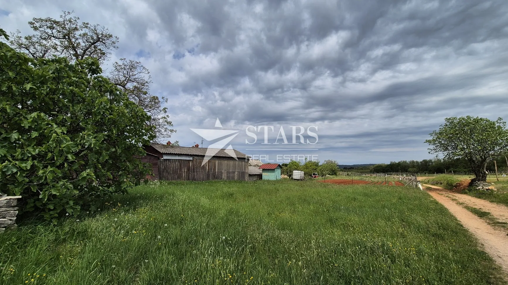 Istra, Oprtalj okolica – građevinski teren 453 m2 u autentičnom okruženju - Sveti Ivan, Oprtalj