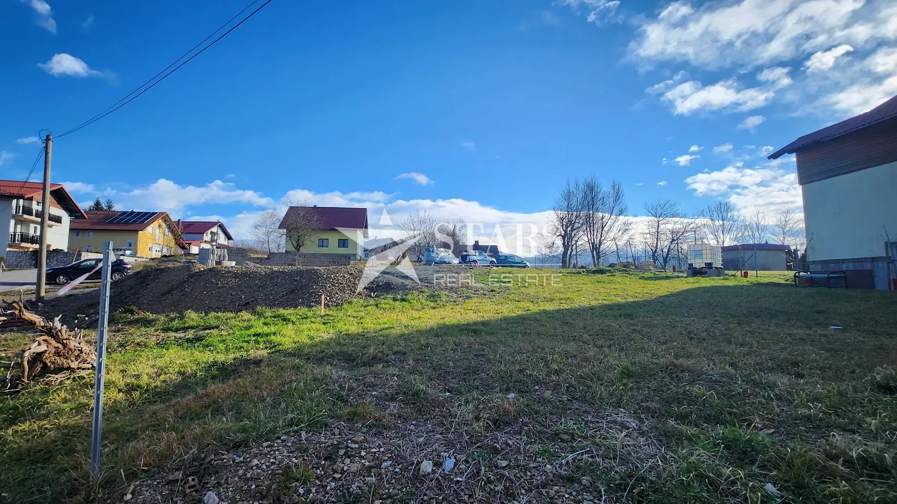 gorski kotar, fužine - atraktivan teren sa djelomičnim pogledom na jezero bajer - slika 2