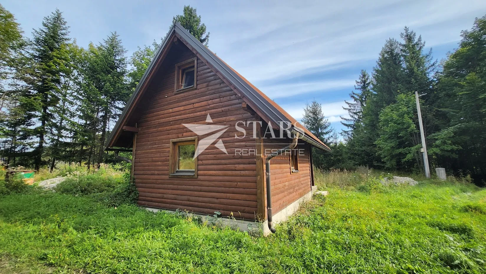 gorski kotar, stara sušica - drvena vikendica u mirnom šumskom okruženju - slika 3