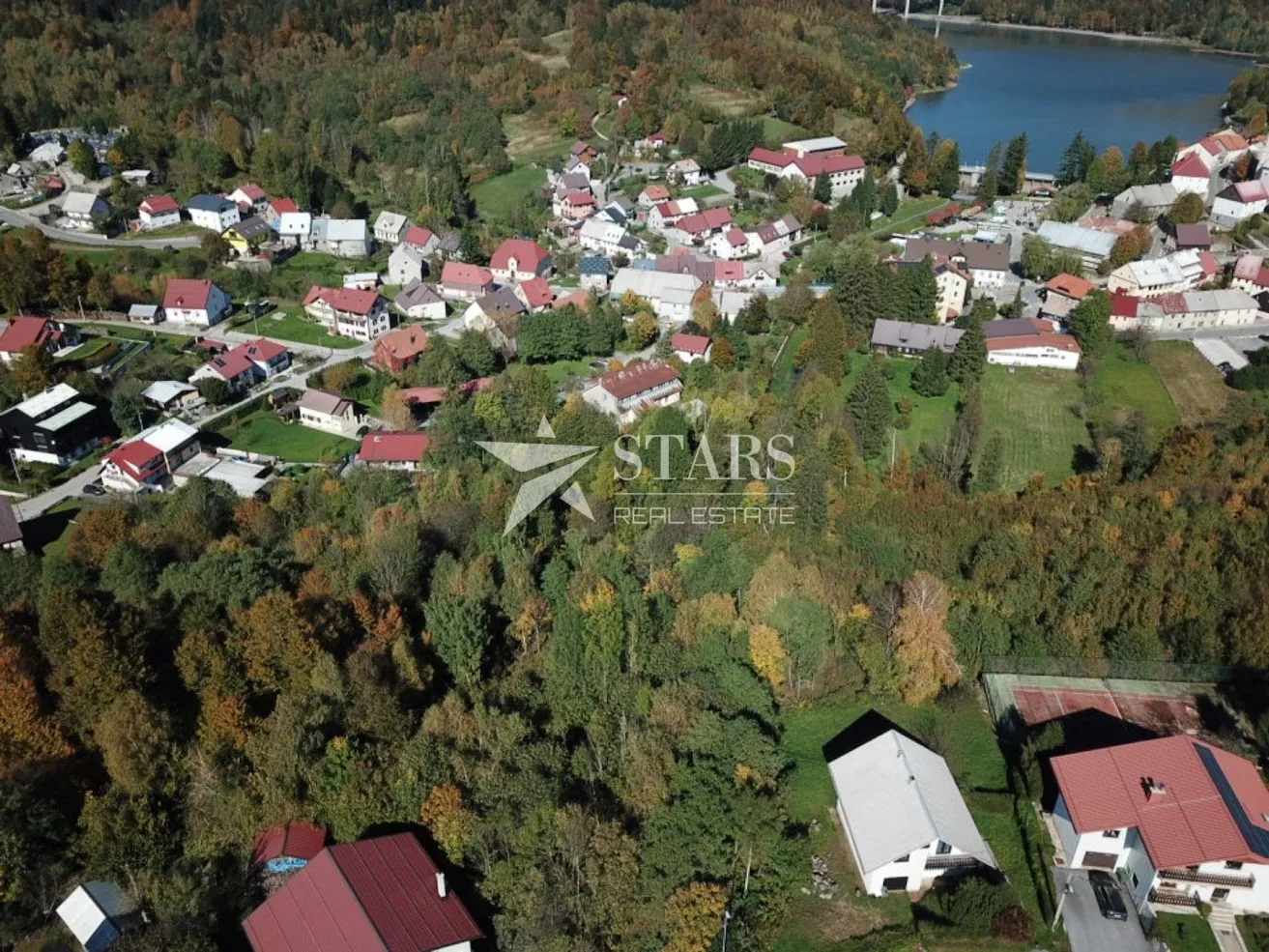 Gorski kotar, Fužine - građevinski teren sa pogledom na jezero Bajer