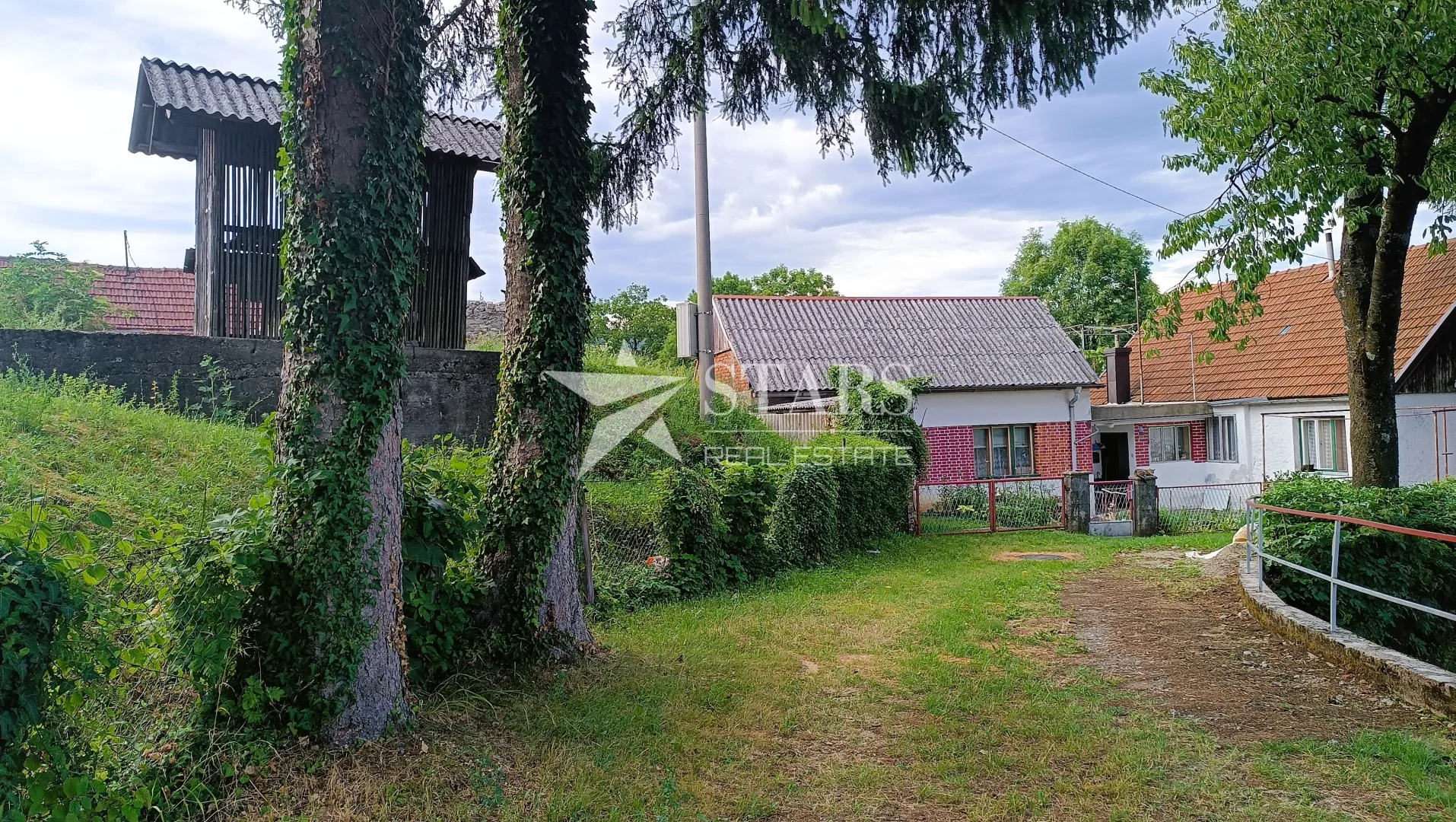 ogulin -prizemnica 97 m² s voćnjakom i pomoćnim objektima, 1.871 m² parcela - slika 2