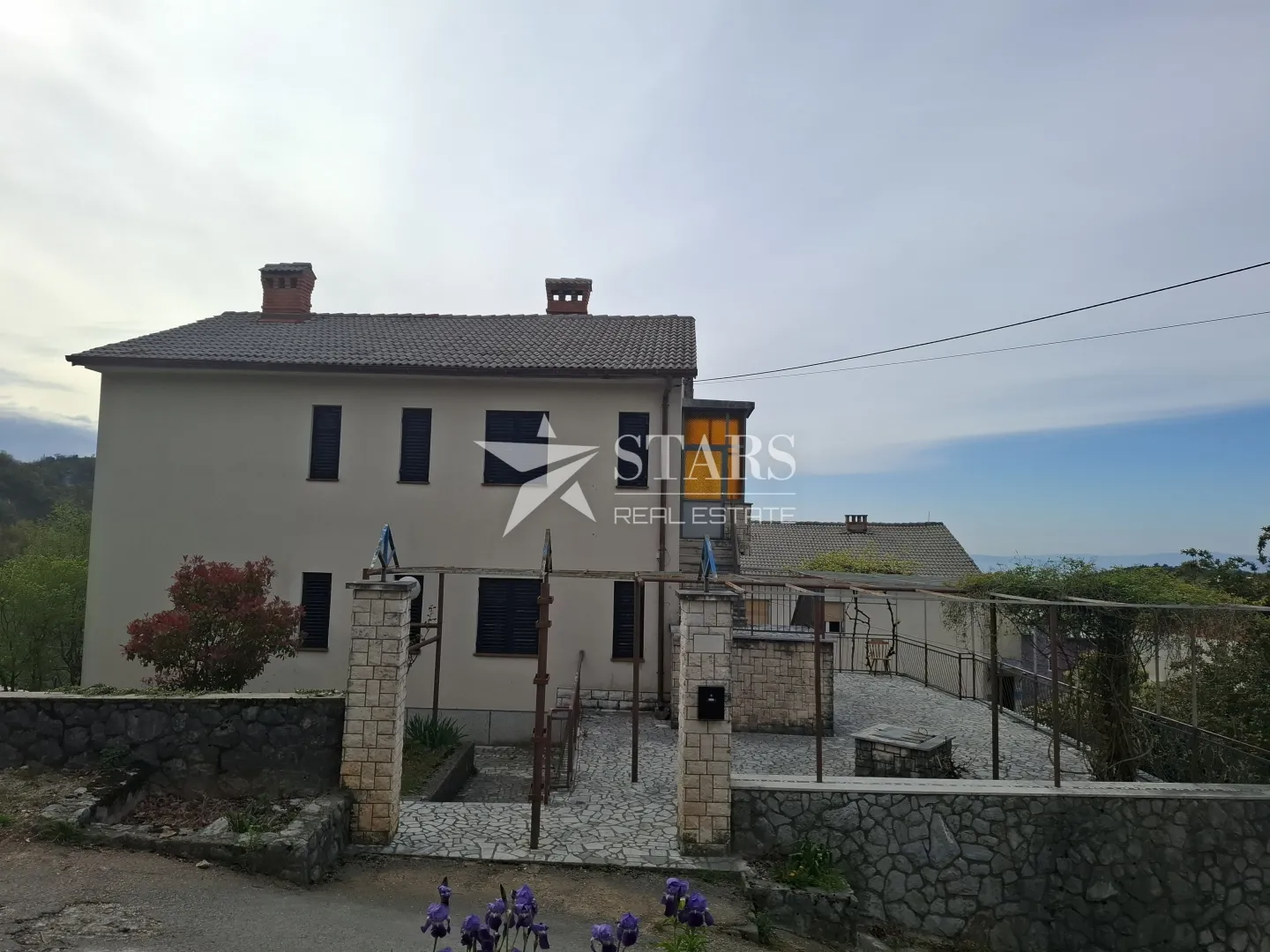 rijeka, gornja drenova - kuća s tri stana, velika okućnica - slika 7