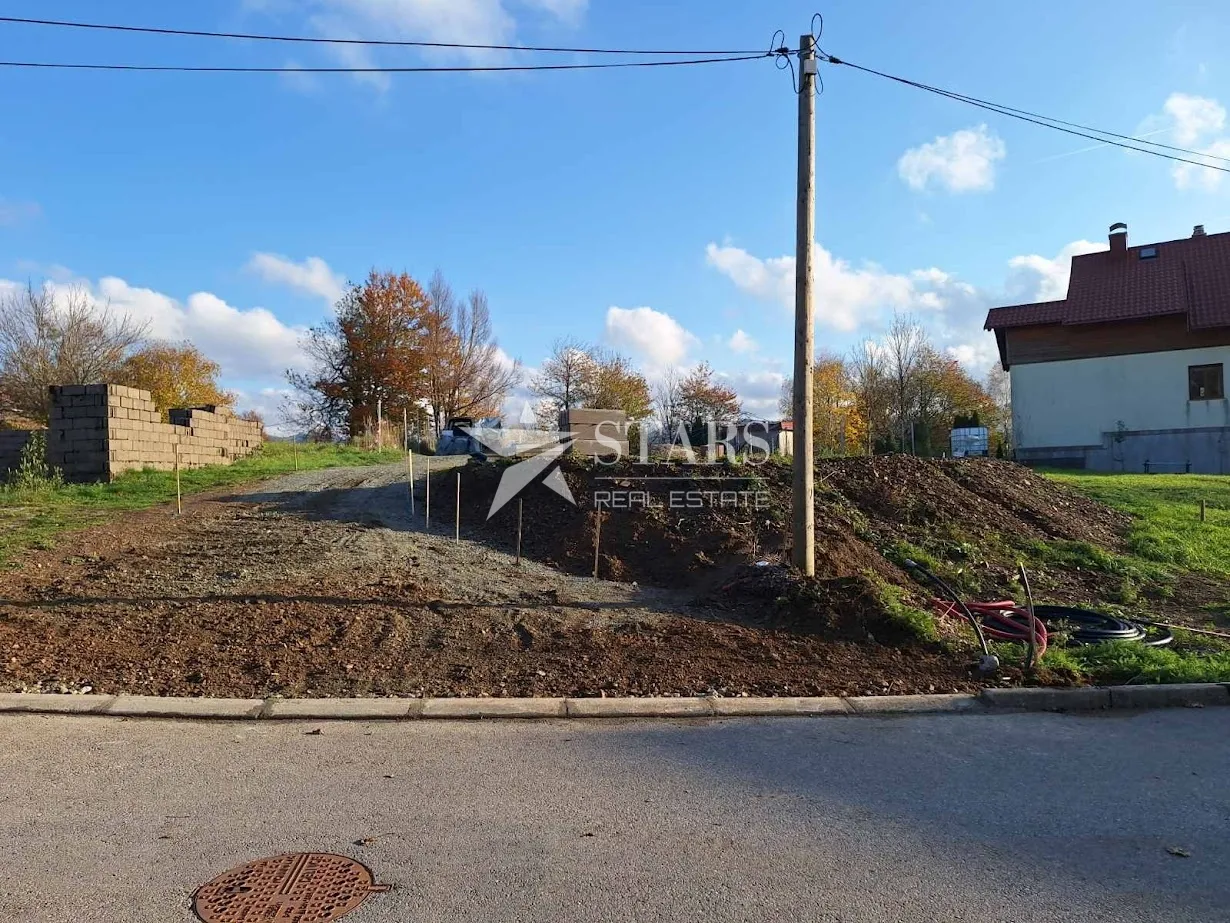 gorski kotar, fužine - atraktivan teren sa djelomičnim pogledom na jezero bajer - slika 3