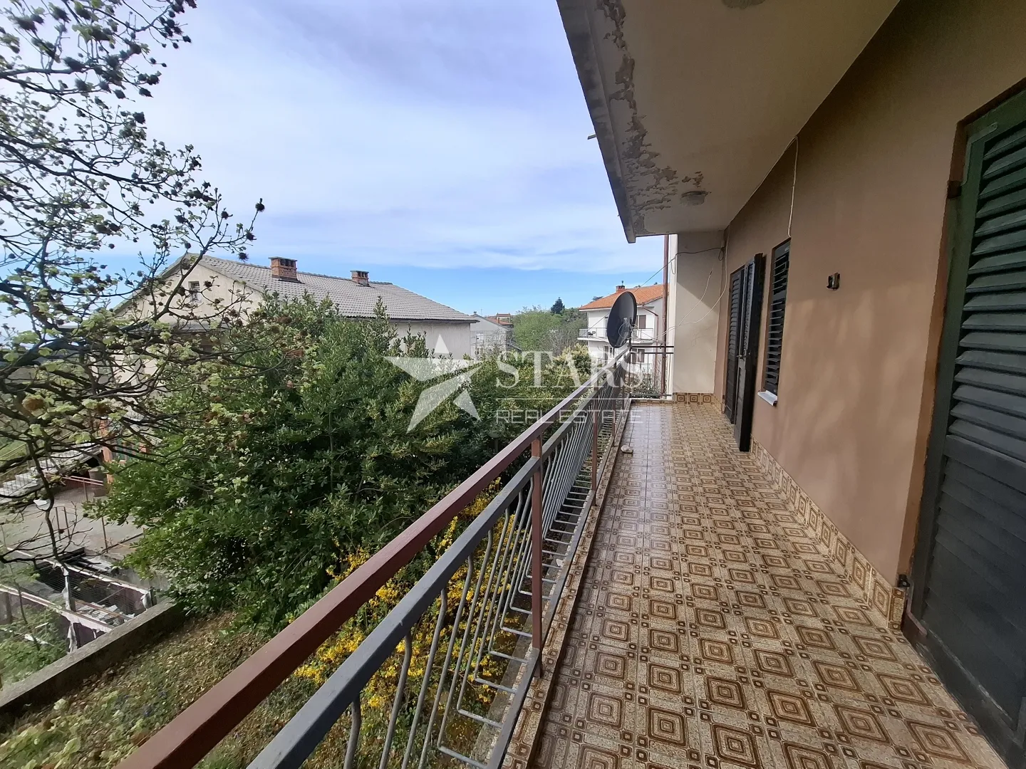 rijeka, gornja drenova - kuća s tri stana, velika okućnica - slika 13