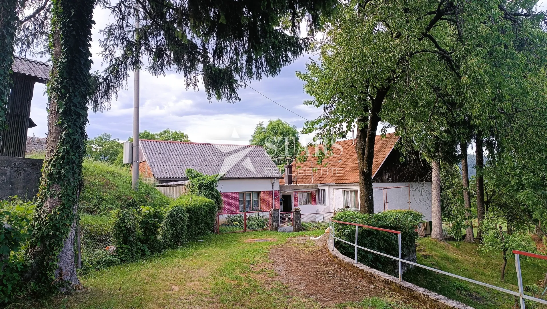 Ogulin -prizemnica 97 m² s voćnjakom i pomoćnim objektima, 1.871 m² parcela