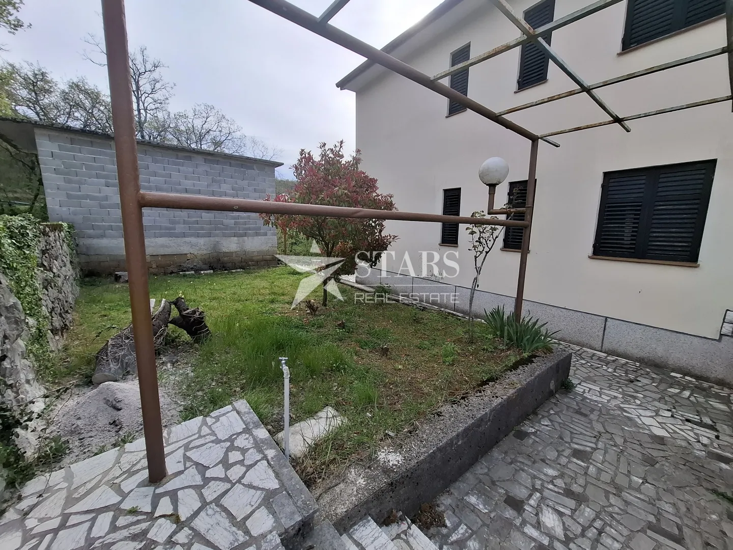 rijeka, gornja drenova - kuća s tri stana, velika okućnica - slika 36