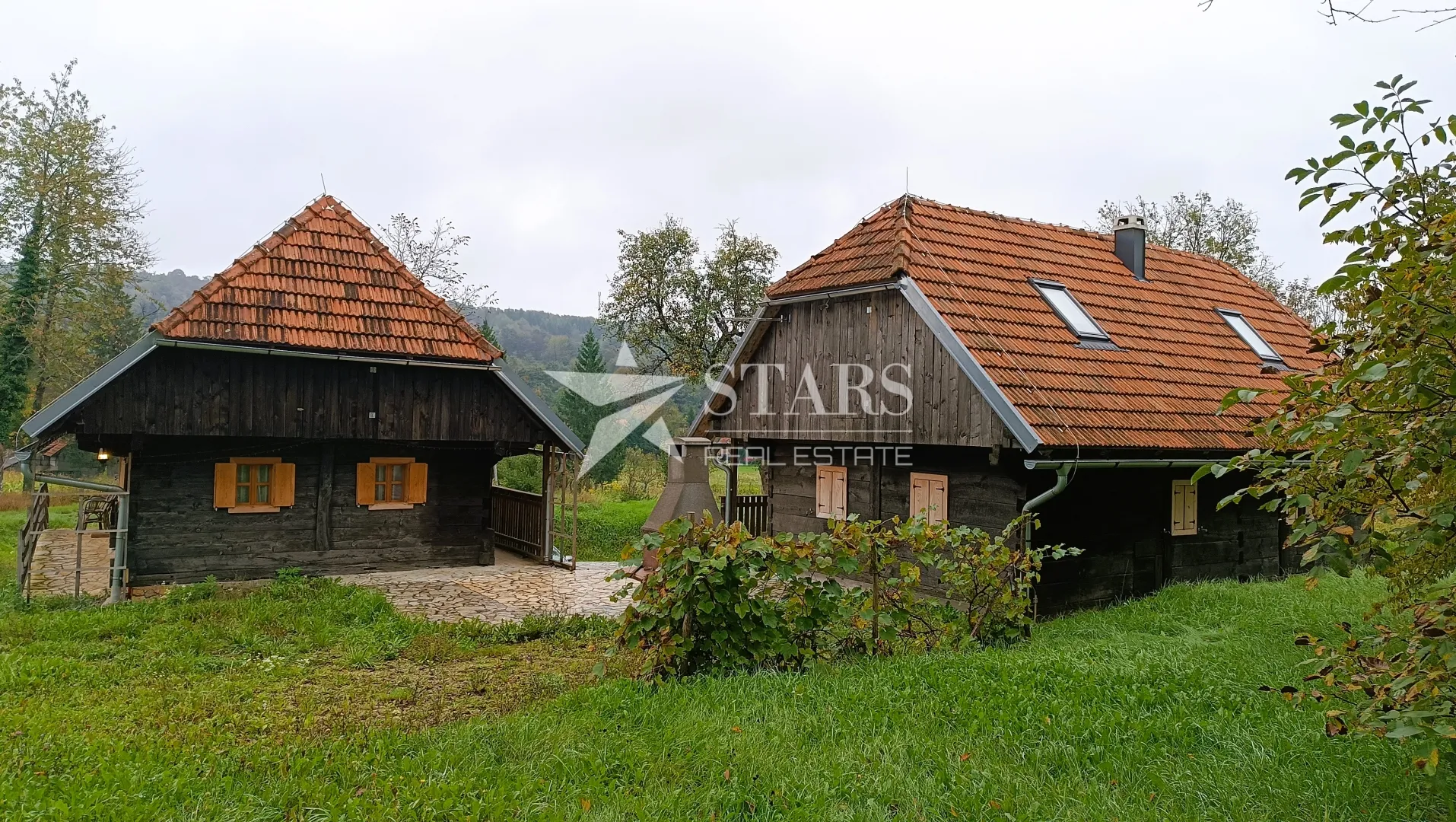 Josipdol - Dvije drvene kuće s 4 apartmana na velikom zemljištu - Oštarije, Josipdol