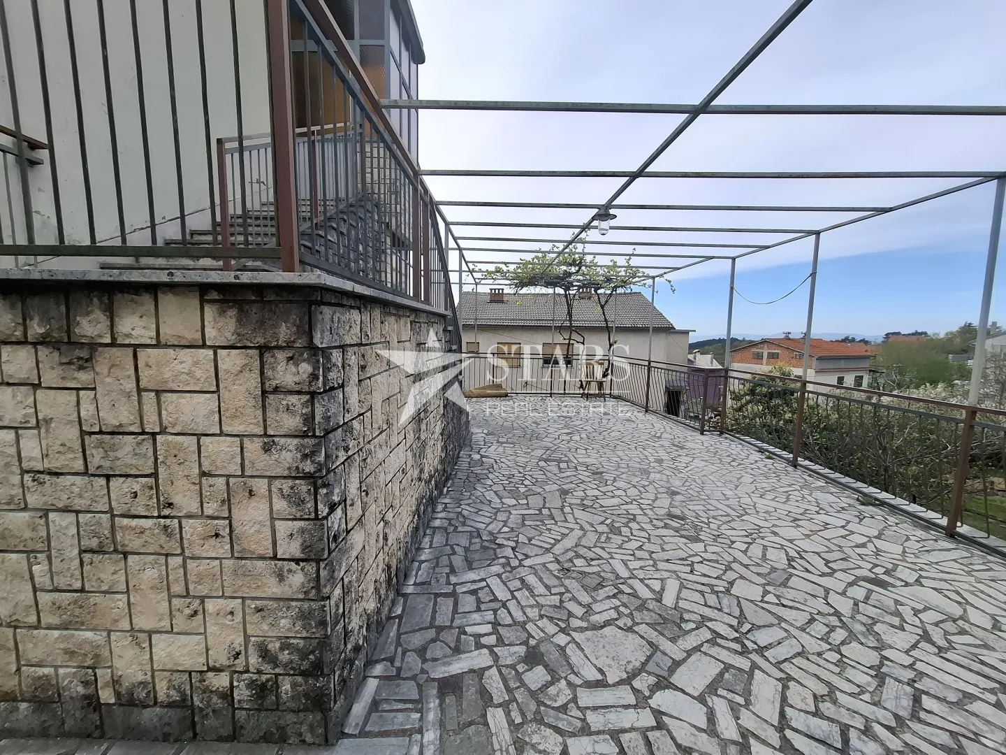 rijeka, gornja drenova - kuća s tri stana, velika okućnica - slika 34
