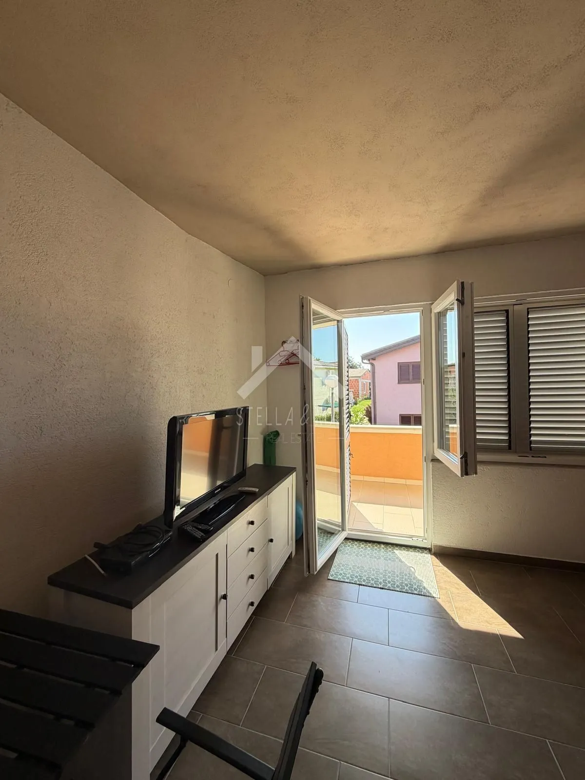 kuća sa 3 apartmana i garažom 350m do mora - vir - slika 8