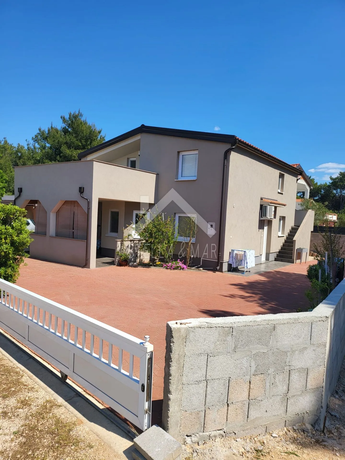Kuća sa tri apartmana - VIr