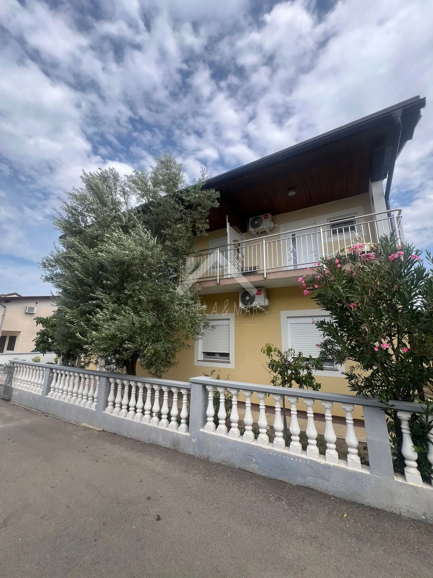 kuća sa 4 stana, garaža, prostrana okućnica - zukve, vrsi - slika 25