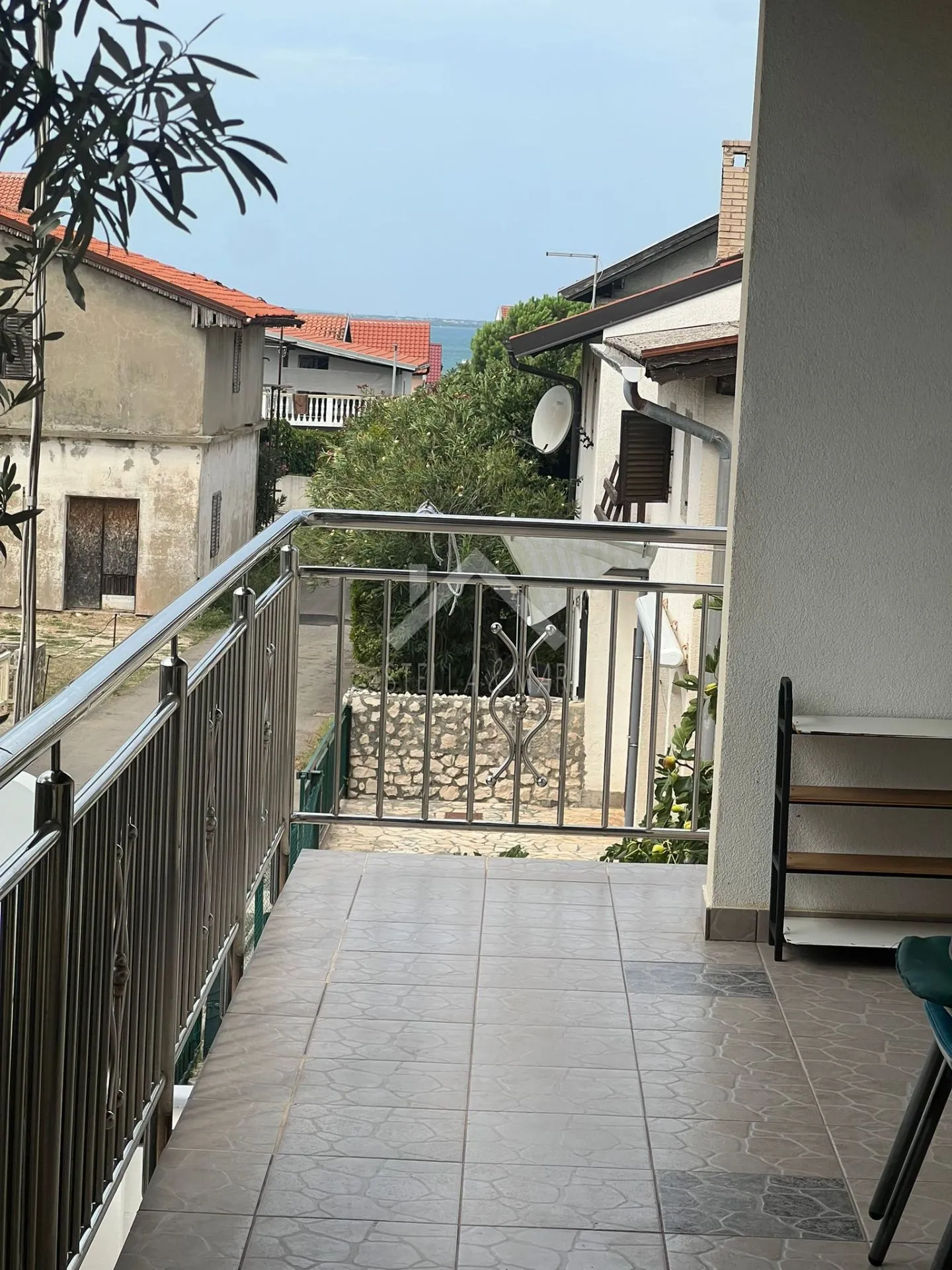 kuća sa 4 stana, garaža, prostrana okućnica - zukve, vrsi - slika 13