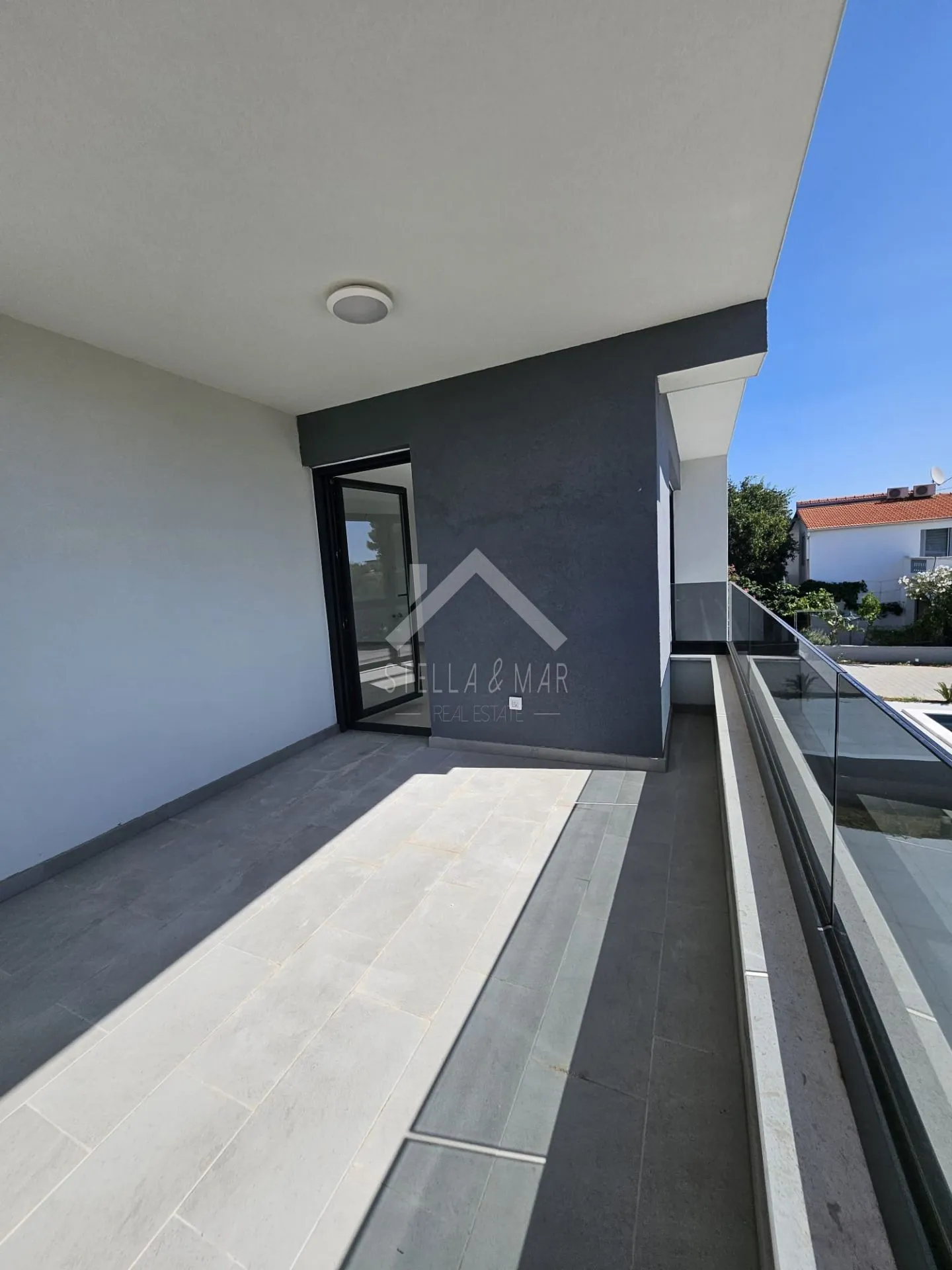 moderna vila sa 2 stana, garažom i bazenom - vir - slika 27