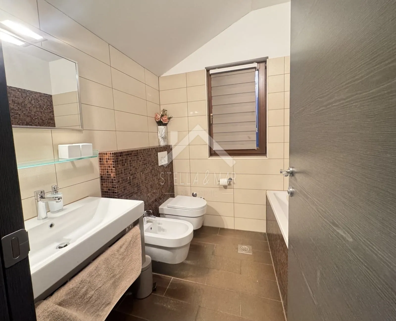 kuća sa garažom u centru otoka - vir - slika 15