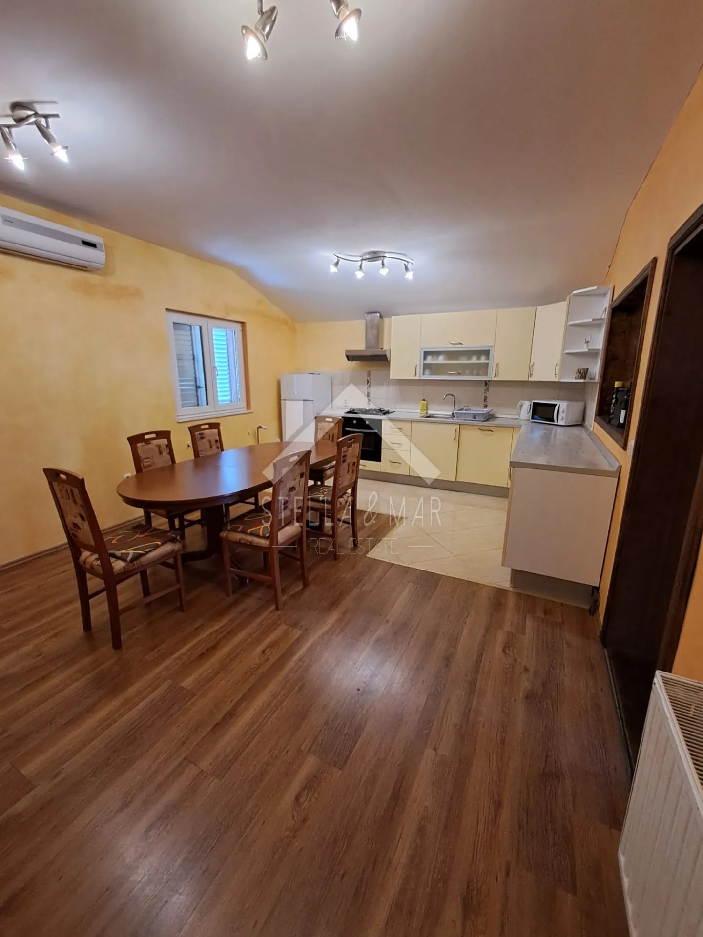 kuća sa prostranom okućnicom, centar - vrsi - slika 10