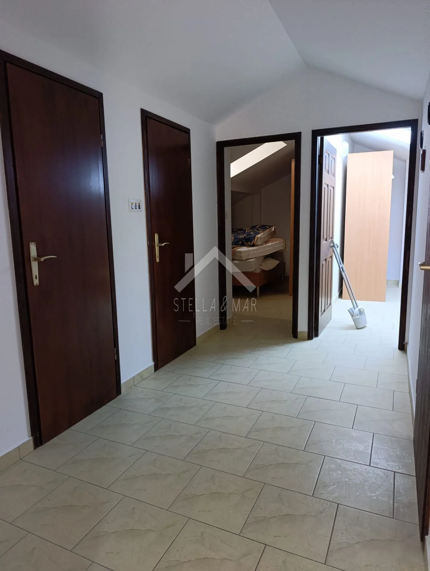 kuća sa dva stana i garažom, južna strana - vir - slika 14