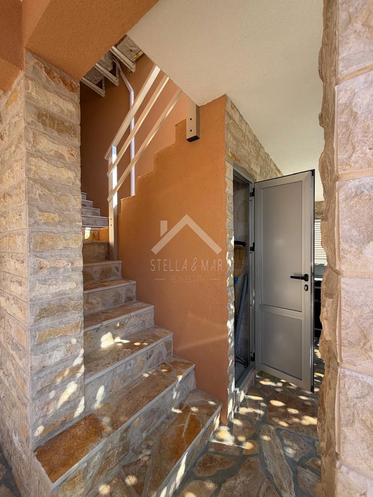 kuća sa 3 apartmana i garažom 350m do mora - vir - slika 7