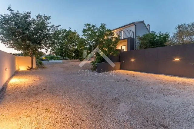 moderna villa sa bazenom i velikom okućnicom - crno, zadar - slika 3