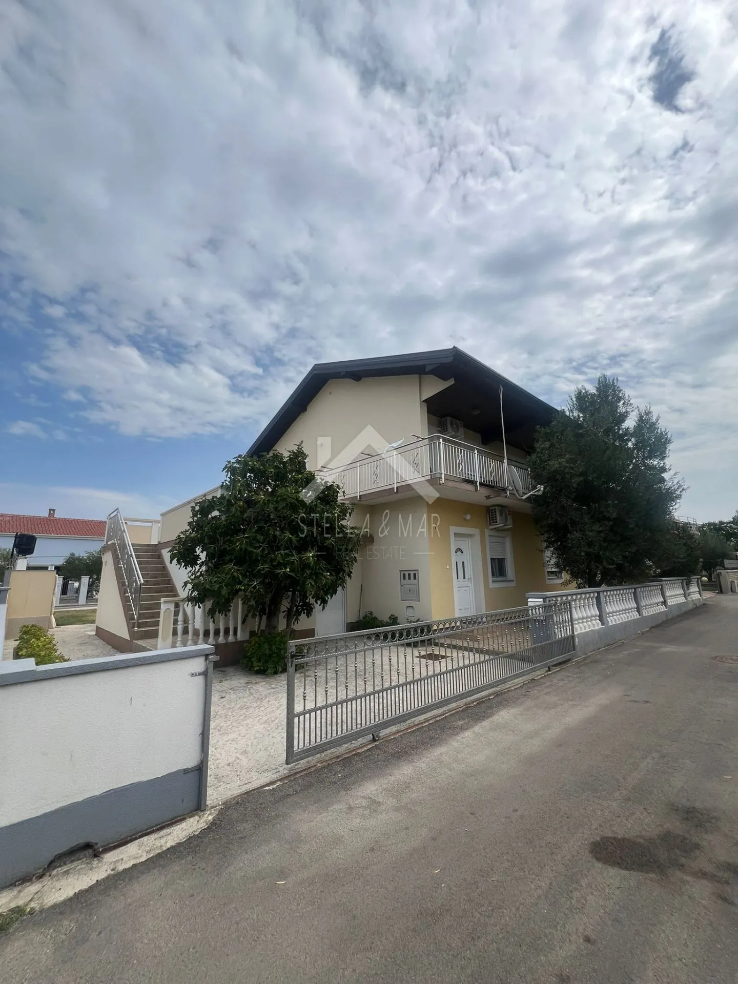 Kuća sa 4 stana, garaža, prostrana okućnica - Zukve, Vrsi