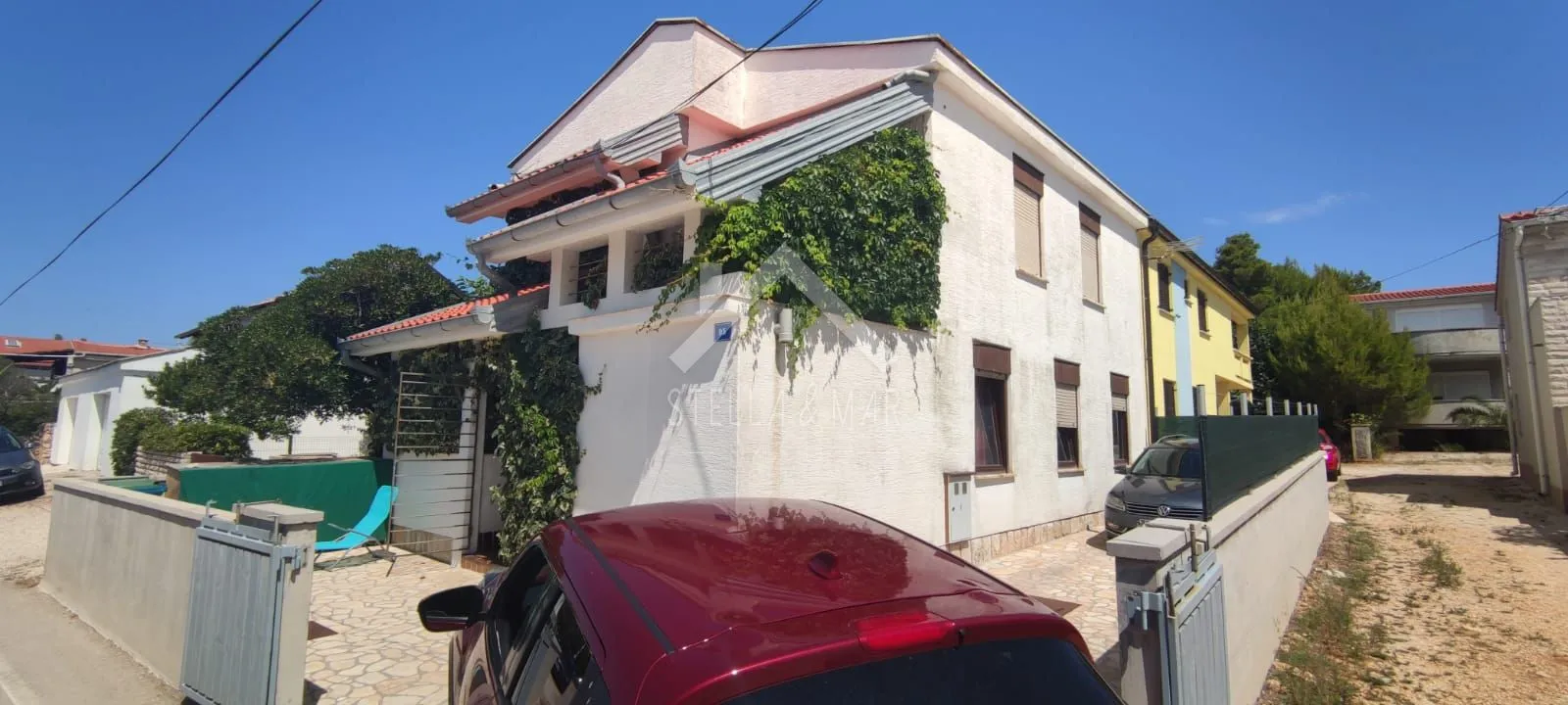 kuća sa tri apartmana drugi red do mora - vir - slika 2
