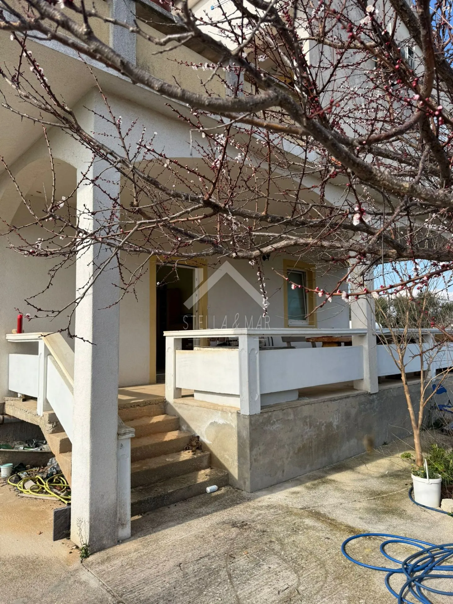 kuća sa tri stana i prostranom okućnicom od 1233m2,centar - vir - slika 3