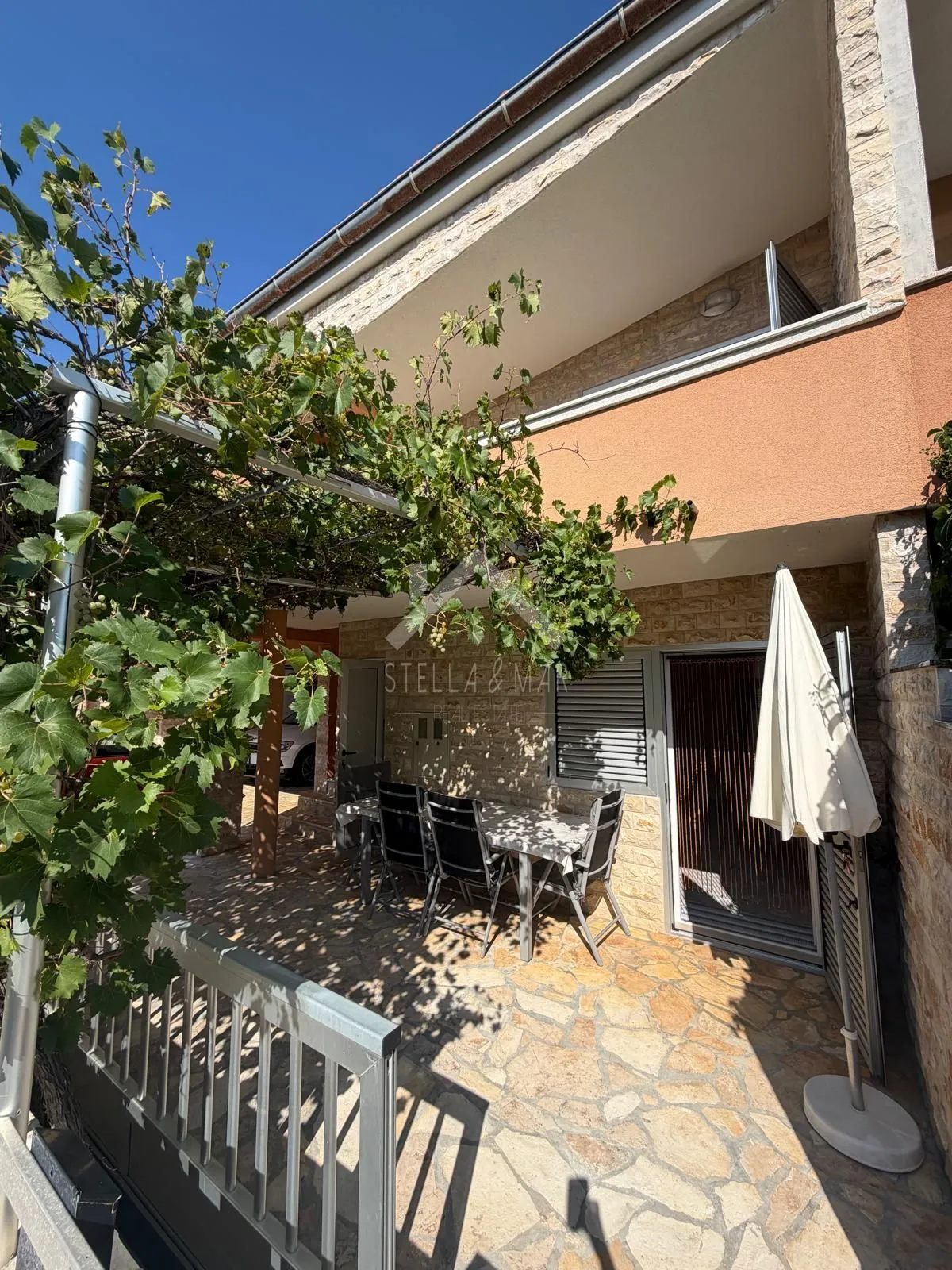 kuća sa 3 apartmana i garažom 350m do mora - vir - slika 3
