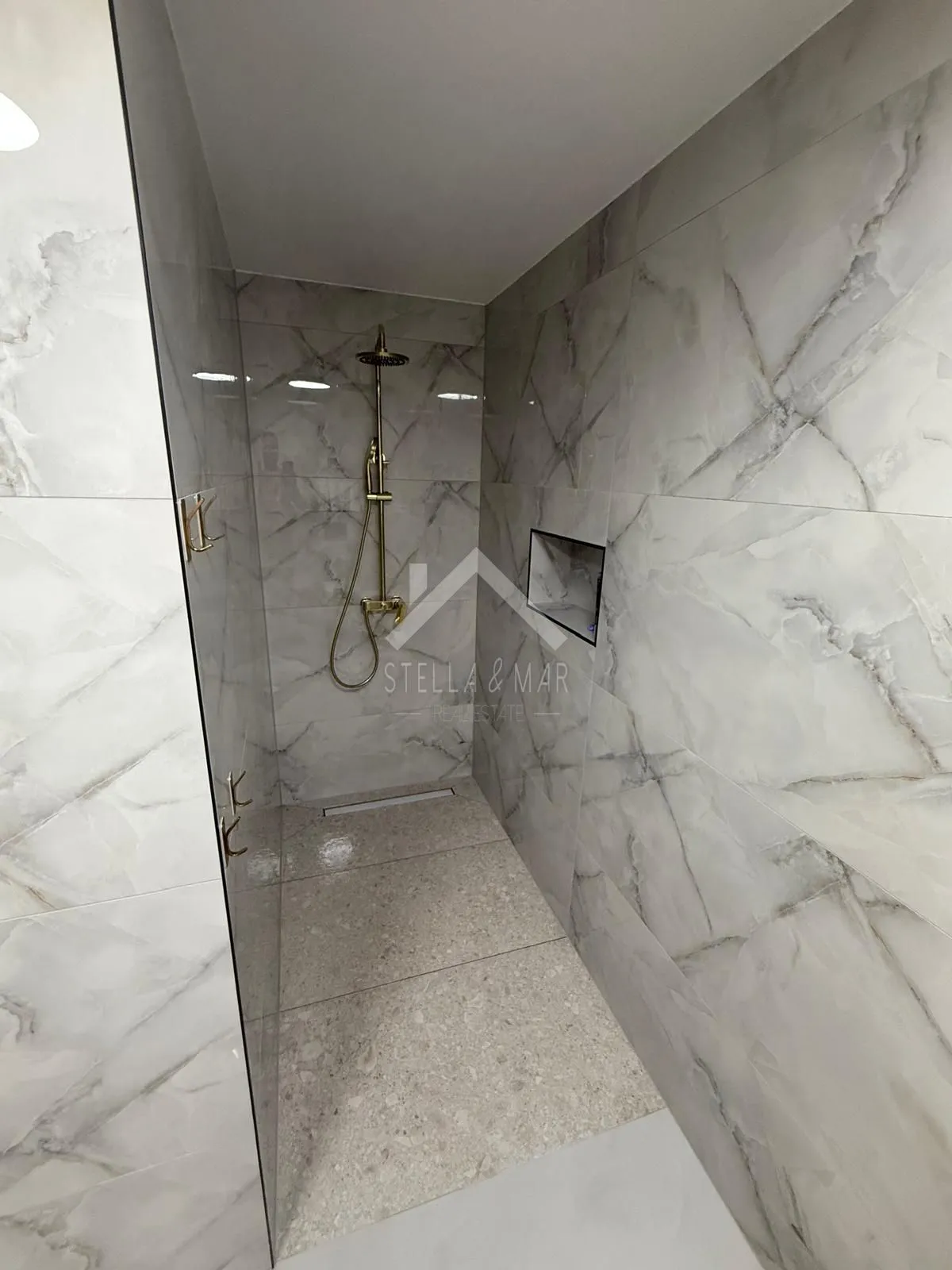 moderni dvosobni apartman sa bazenom - vir - slika 15