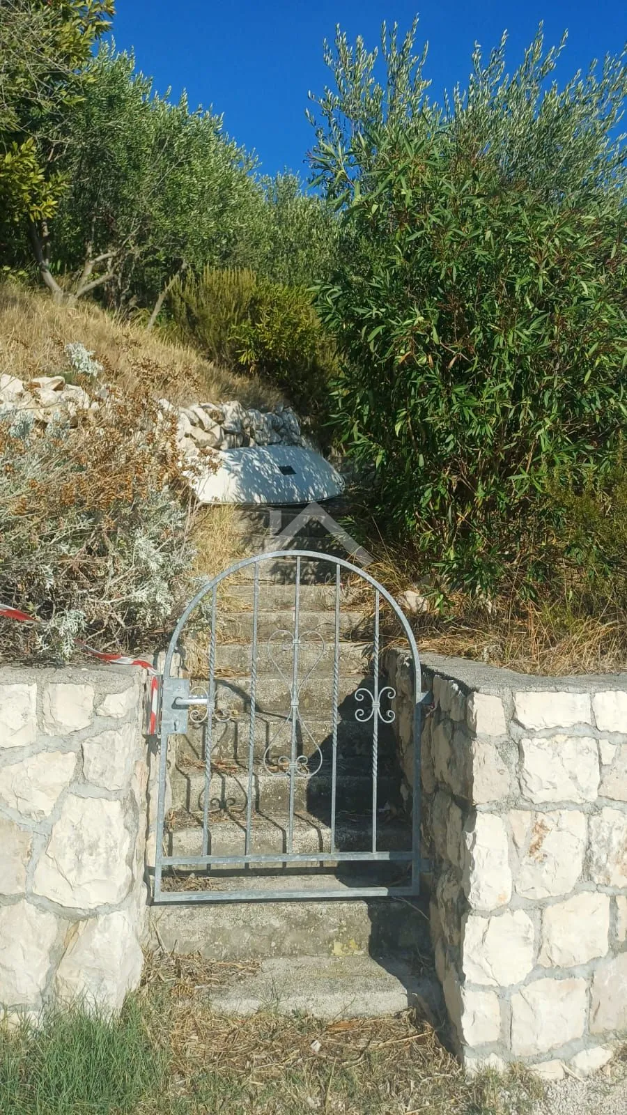 kuća i zemljište prvi red uz more - rtina - slika 19